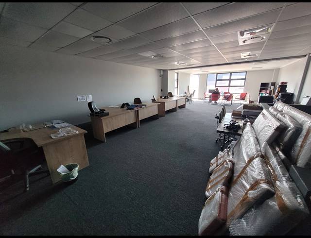 494M² WAREHOUSE TO LET IN STIKLAND INDUSTRIAL
